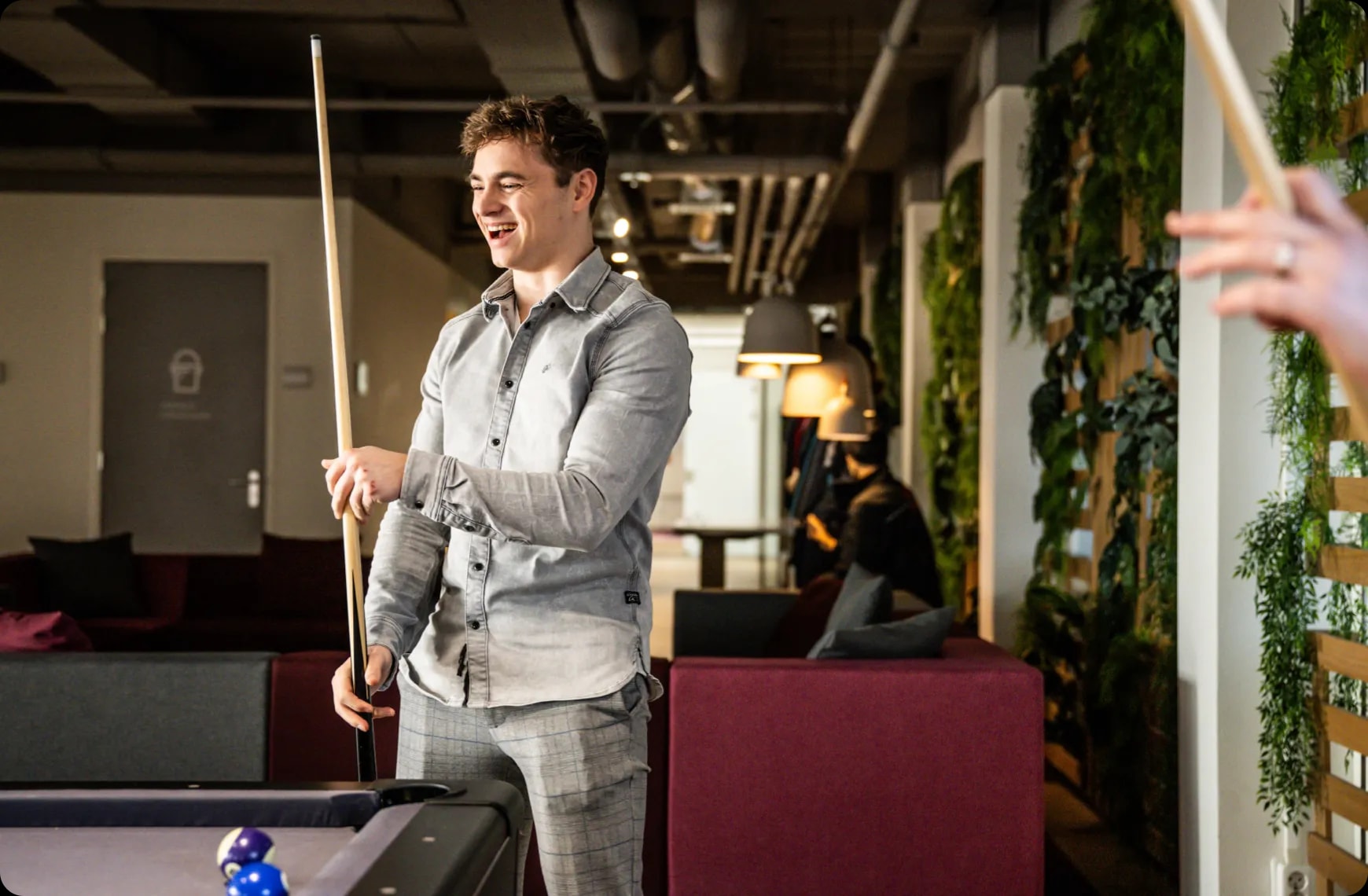 Bij Medux speel je pool vanuit de kantine